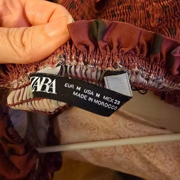 Zara Polka Dot Puff Sleeve Crop Top - Stylish & Fun! - Picture 5 of 6